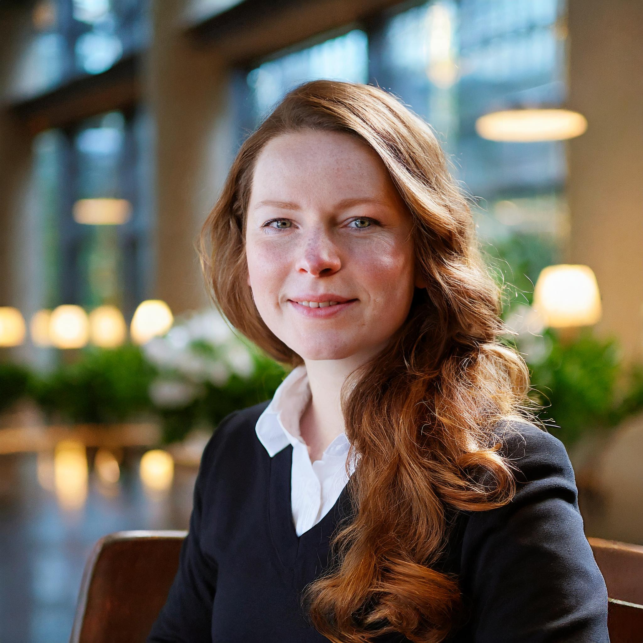 Porträt einer lächelnden Frau mit stilvollem Haarschnitt