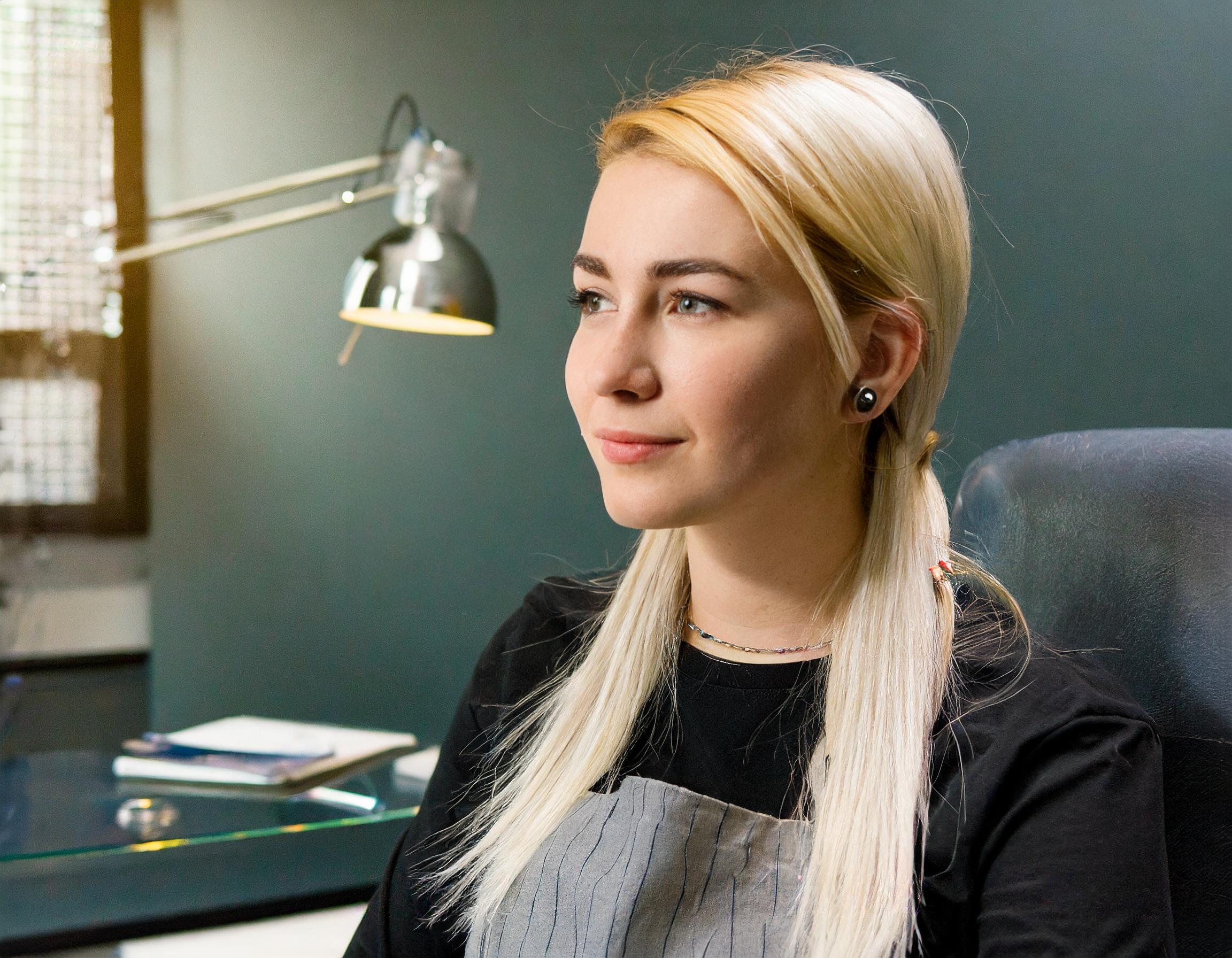 Junge Frau mit stilvollem Haar