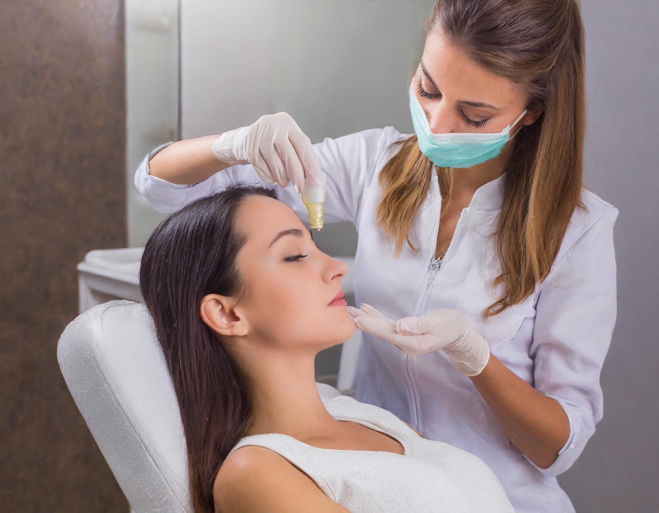 Porträt einer Frau, die kosmetische Behandlungen durchführt, mit beruhigendem Lächeln